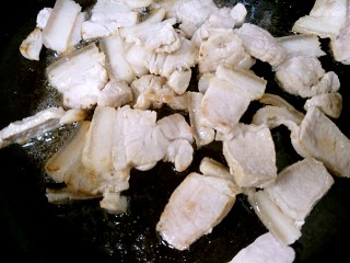 8、回锅肉,翻动煸炒一会。