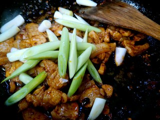 11、回锅肉,接着放入蒜白。