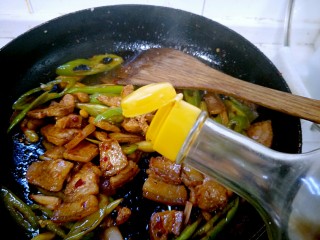 13、回锅肉,倒少许生抽。