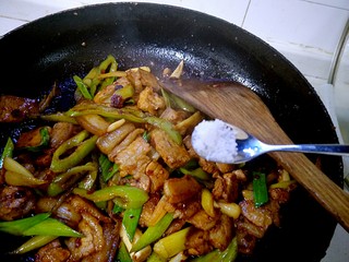 14、回锅肉,放少许的白糖。