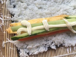 14、简单原味寿司,挤上沙拉酱