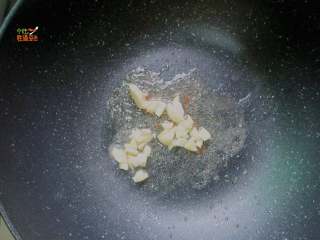 5、馋嘴蒜香茄条,锅里加入1少油加入蒜末炒香