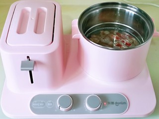 3、味道鲜美的茄汁肥牛卷,肥牛卷焯水， 锅中加入水烧开，下肥牛卷，烫变色后立即捞出。