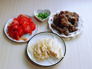 4、味道鲜美的茄汁肥牛卷,小葱去皮去根切葱花，准备工作完成。