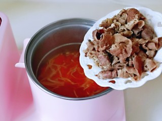 8、味道鲜美的茄汁肥牛卷,加入烫过的肥牛煮1分钟断开电源。