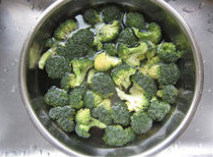 7、香辣鲈鱼,西兰花掰成小朵，用淡盐水浸泡15分钟后，清洗干净