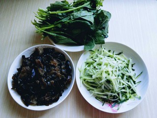 4、适合夏天的菜&爽口黄瓜丝木耳,黄瓜洗干净切丝，菠菜去根洗干净。