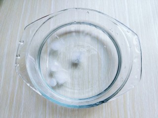 5、适合夏天的菜&爽口黄瓜丝木耳,准备一碗冰水，没有冰水的话可以用冰块。