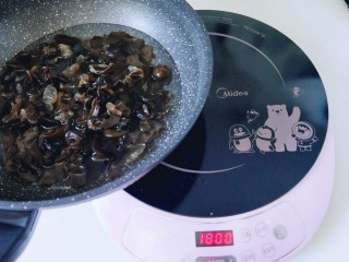 6、适合夏天的菜&爽口黄瓜丝木耳,将泡发的木耳焯水，水烧开后放入木耳，电磁炉大火粒1分钟立即捞出。