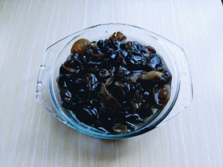 7、适合夏天的菜&爽口黄瓜丝木耳,捞出后可以用冷水先冲洗两遍，再放入冰水中。冰1 0分钟，捞出淋干水分。这样的木耳特别脆。