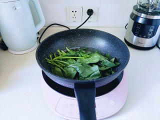 8、适合夏天的菜&爽口黄瓜丝木耳,菠菜焯水，水烧开后加入菠菜，用筷子翻动立即关火。