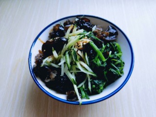 11、适合夏天的菜&爽口黄瓜丝木耳,将调味汁倒入木耳中，拌均匀即可。