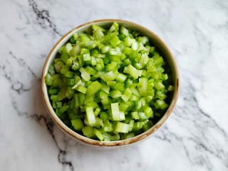 1、肉末芹菜,芹菜切末