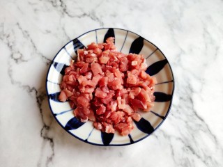2、肉末芹菜,精肉切末