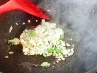 3、肉末芹菜,锅里油烧热，放葱姜蒜炒香