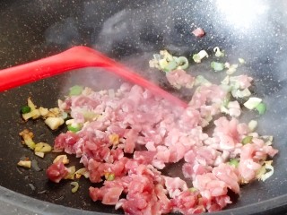 4、肉末芹菜,放肉末炒匀