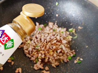 6、肉末芹菜,加生抽