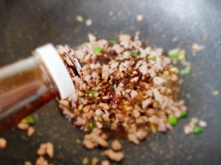 7、肉末芹菜,加老抽