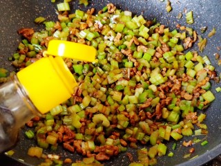 11、肉末芹菜,再次炒匀后，淋米醋