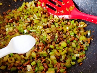 10、肉末芹菜,炒匀后加盐