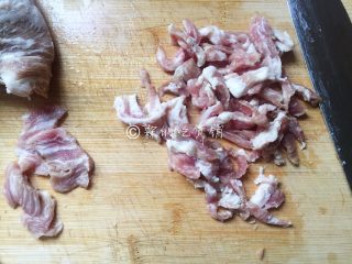 1、三丝炒面,精肉切丝（也可以直接购买切好的）。