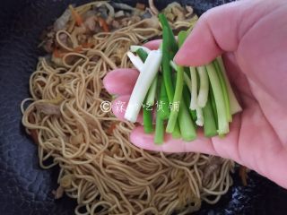 12、三丝炒面,最后加入小葱段，翻炒几下就可以出锅了。