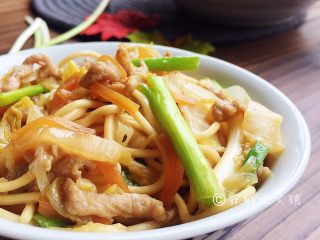 13、三丝炒面,出锅装盘。