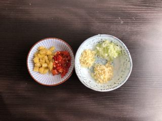 2、酸汤肥牛（微辣版）,葱姜蒜切末，泡椒切段，准备剁椒