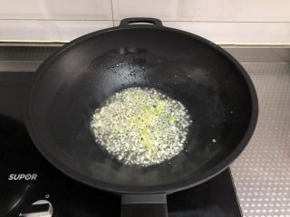 5、酸汤肥牛（微辣版）,另起锅烧油，下葱姜蒜末炒香