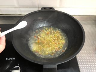 9、酸汤肥牛（微辣版）,调入食盐