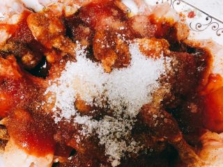 10、蜜汁烤翅根-年夜饭、宴请菜类,加入50克的糖和1勺盐。