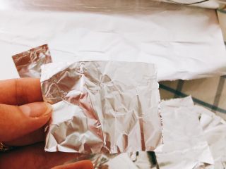 12、蜜汁烤翅根-年夜饭、宴请菜类,将锡箔纸剪成长宽约8厘米的四方形。