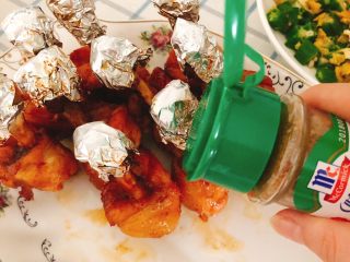 19、蜜汁烤翅根-年夜饭、宴请菜类,烤好后再洒上一些孜然粉。