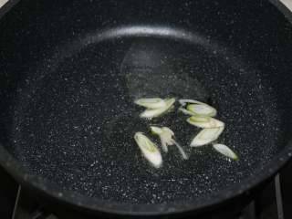 3、酸辣暖胃汤,锅内倒入适量食用油，煸香葱花。