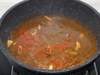 5、酸辣暖胃汤,加入适量水烧开。如果有高汤的话味道更棒。