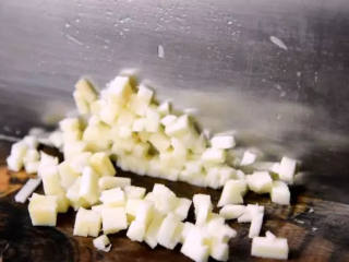 2、烧卖，一种严重被低估的食物,依次将笋、胡萝卜、泡发后的香菇，切丁备用