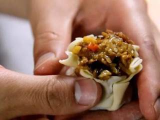 6、烧卖，一种严重被低估的食物,取烧卖皮，包入炒好的馅料