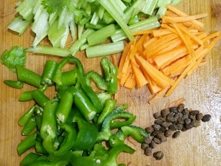 2、小炒肉,芹菜，青椒，胡萝卜切好。葱姜蒜切片，豆豉用刀稍稍拍一下。
