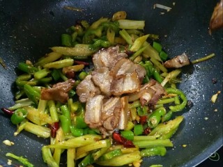 10、小炒肉,加入五花肉，炒3分钟。