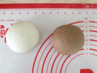 1、猫耳朵,白面团和红面团的各自材料全部混合，各自揉光滑。