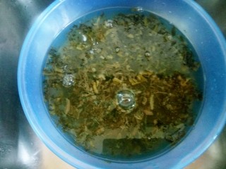 7、雪菜扣肉,雪菜用水泡半小时洗掉咸味。