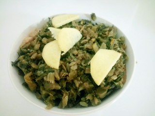 10、雪菜扣肉,雪菜放入肉上面，加姜片。