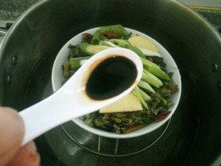 17、雪菜扣肉,想让颜色深点在加少许老抽，喜欢淡颜色的可以不加。