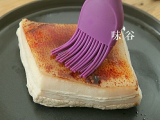 5、梅菜扣肉,捞起沥干水，肉皮上抹上老抽上色，放置五分钟。