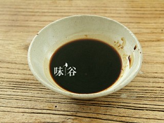 10、梅菜扣肉, 生抽老抽砂糖料酒混合在一起搅拌均匀 。