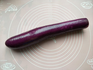 1、地三鲜--家常少油版,很喜欢吃这种长茄子，这种茄子优点是皮薄，吃起来口感很好；缺点是炒出的菜看起来没那么好看，自家做菜口感最重要。