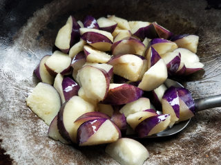 6、地三鲜--家常少油版, 锅中倒油，油量要比平时炒菜用量要多一倍。茄子本身吸油，所以要多倒一些。