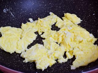 6、青椒火腿肠炒鸡蛋,煎熟后用锅铲铲散