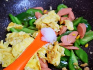 14、青椒火腿肠炒鸡蛋,加入盐