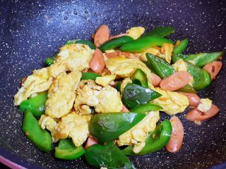 15、青椒火腿肠炒鸡蛋,翻炒均匀即可